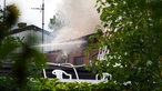 Rauch und Flammen schlagen aus dem Obergeschoss