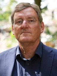 Ein Mann mit Brille, Jürgen Kuhlmann von der Stadt Borken, schaut in die Kamera.