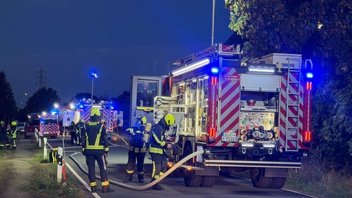 Feuerwehrleute bei einem Einsatz in der Nacht.