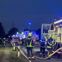 Feuerwehrleute bei einem Einsatz in der Nacht.