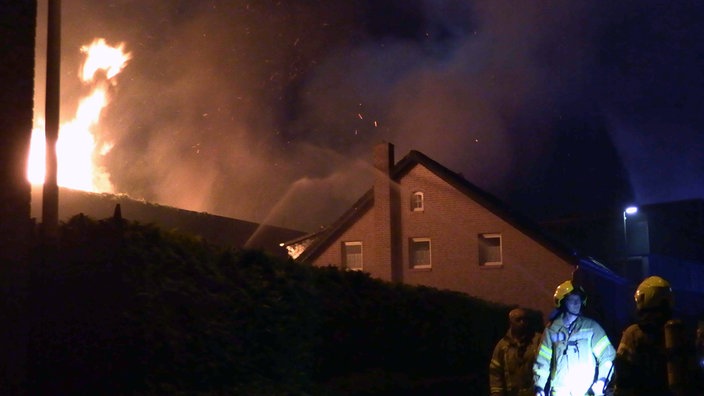 Feuerwehrleute bei Löscharbeiten
