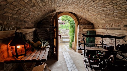 Aus dem Keller schaut man in den Garten. 