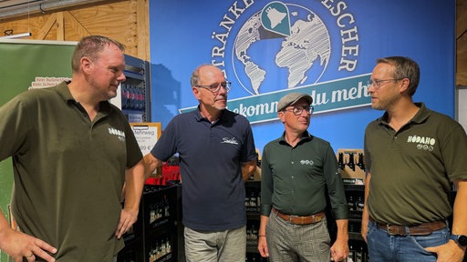 Die Gründer der Brauerei besprechen sich.
