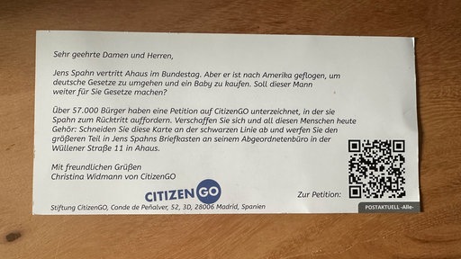 Auf der Rückseite der Postkarte steht ein Anschreiben, das zum Mitmachen bei einer Petition zum Rücktritt Spahns aufruft.