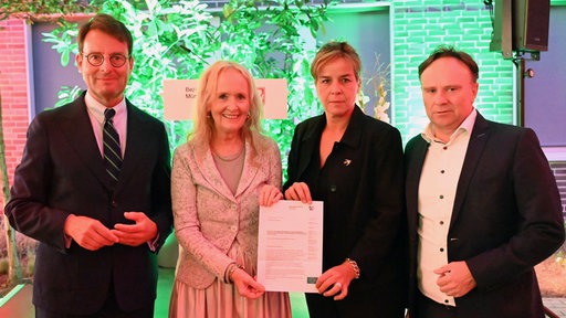 Regionalratsvorsitzende Mechtild Schulze Hessingüberreichte die Resolution an NRW-Wirtschafts- und Klimaschutzministerin Mona Neubaur. 