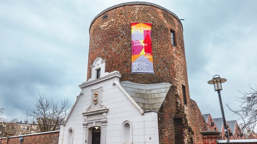 Ein alter Stadtturm in dem ein Hotel untergebracht ist.