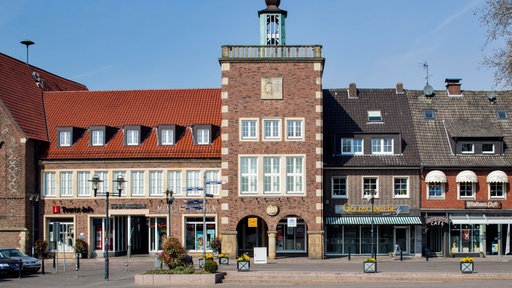 Mehrere Gebäudefassaden mit dem Stadtmuseum Borken und weiteren Geschäften.