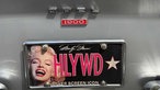 Das Kennzeichen eines Opels, auf ihm Marilyn Monroe und die Aufschrift "HLYWD".