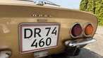 Das Heck eines Opel GTs mit der Aufschrift "1900" einem quadratischen Kennzeichen.