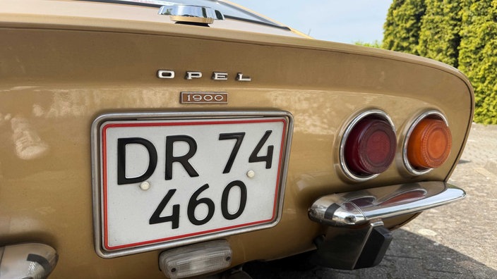 Das Heck eines Opel GTs mit der Aufschrift "1900" einem quadratischen Kennzeichen.