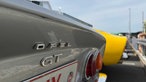 Das Heck eines silbernen Opel GTs mit einem roten Kennzeichen darunter.