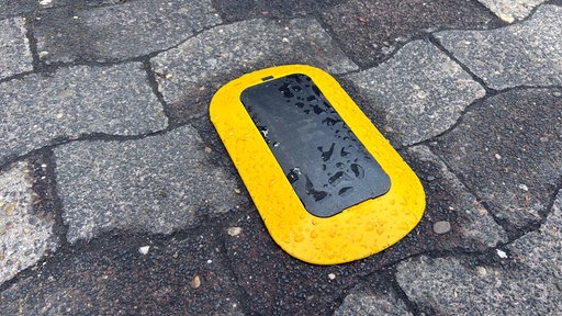 Ein intelligenter Parksensor, der in den Boden in einer Parklücke eingelassen ist.
