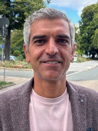 Der Digitalbeauftragte der Stadt Bocholt Hany Omar lächelt in die Kamera.