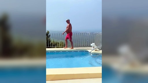 Rainer Kauczor läuft in Badehose um einen Pool