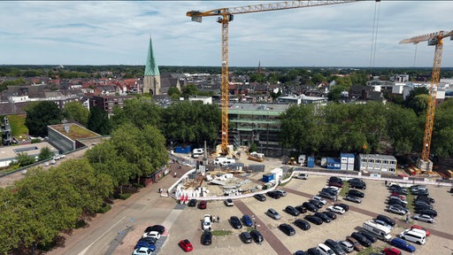 Eine Drohnenansicht auf die Baustelle vom Rathaus.