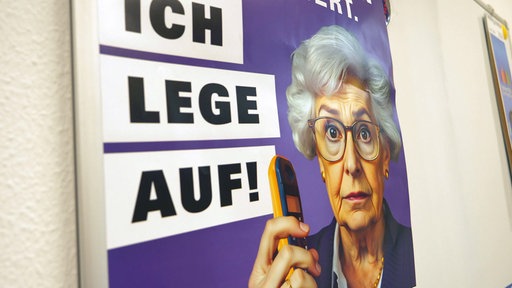 Ein Plakatausschnitt, auf dem eine ältere Frau am Telefon abgebildet ist. "Ich lege auf!" steht als Schriftzug drauf.