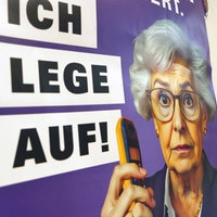Ein Plakatausschnitt, auf dem eine ältere Frau am Telefon abgebildet ist. "Ich lege auf!" steht als Schriftzug drauf.