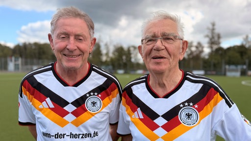 Jürgen Holstegge und Hermann Konniger schauen in die Kamera.