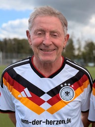 Jürgen Holstegge und Hermann Konniger schauen in die Kamera.