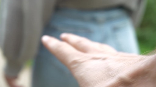 Eine Hand streckt sich nach einem Po aus