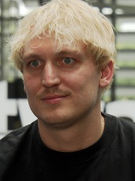 Ein Mann mit blonden Haaren, Ludwig Groten, schaut in die Kamera.