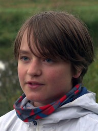Ein Schüler schaut in die Kamera.