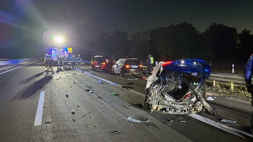 Die Feuerwehr inspiziert eine Autounfall auf einer Autobahn.