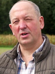 Bernhard Borgert schaut in die Kamera.