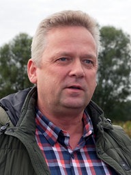 Thomas Wesbuer steht auf einem Feld.