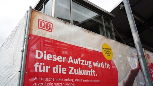 Ein Plakat der DB mit der Aufschrift: Dieser Aufzug wird fit für die Zukunft