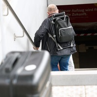 Ein Reisender steigt die Treppe vom Gleis hinunter