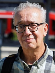 Thomas Engelmann schaut in die Kamera.