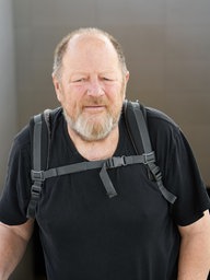 Werner Szybalski schaut in die Kamera.