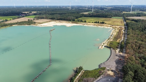 Drohnenansicht auf den Wiederaufbau der Straße nach dem Erdrutsch in Coesfeld-Lette.