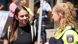 Polizistin Conny Niemann kontrolliert Pia Stromberg mit ihrem E-Scooter.