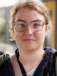 Pauline Mönkediek schaut in die Kamera.