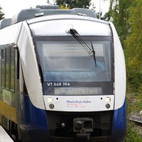 Die RheinRuhrBahn fährt in den Bahnhof ein.
