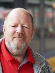 Werner Szybalski schaut in die Kamera.