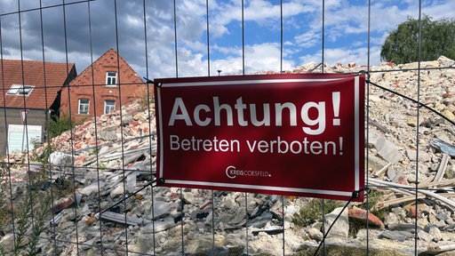 Ein Schild des Kreis Coesfeld, befestigt an einem Bauzaun: "Achtung! Betreten verboten!"