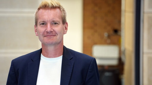 André Siemes von der Stadt Dülmen steht in einer Sporthalle