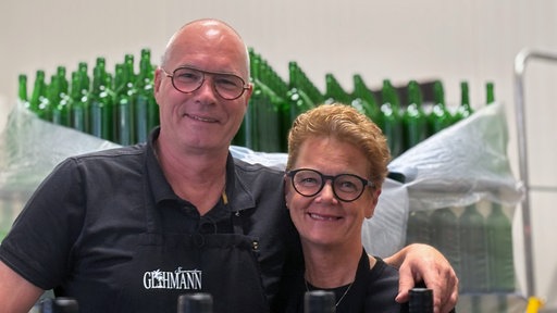 Ein Mann und eine Frau in der Glühweinmanufaktur