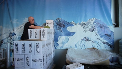 Der Glühwein wird in Kartons abgepackt und gestapelt.