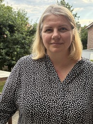 Eine Frau auf einem Balkon