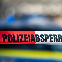 Eine Polizeiabsperrung vor Blaulicht