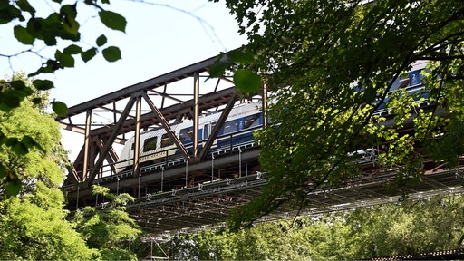 Symbolbild: Eine Regionalbahn fährt über eine Brücke.