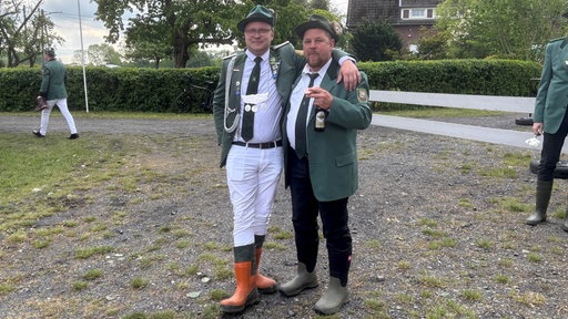 Zwei Schützen in Uniform und Gummistiefeln.