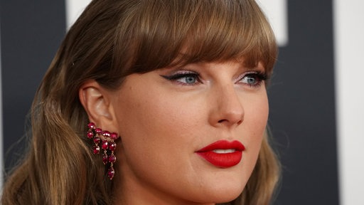 Taylor Swift bei den Grammys in Nahaufnahme. 
