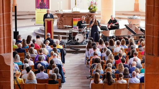 Die Cover Band in einer Kirche mit Publikum.