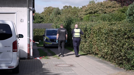 Zwei Polizisten am Einsatzort.