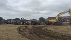 Trecker stehen in einer Reihe auf einem Feld